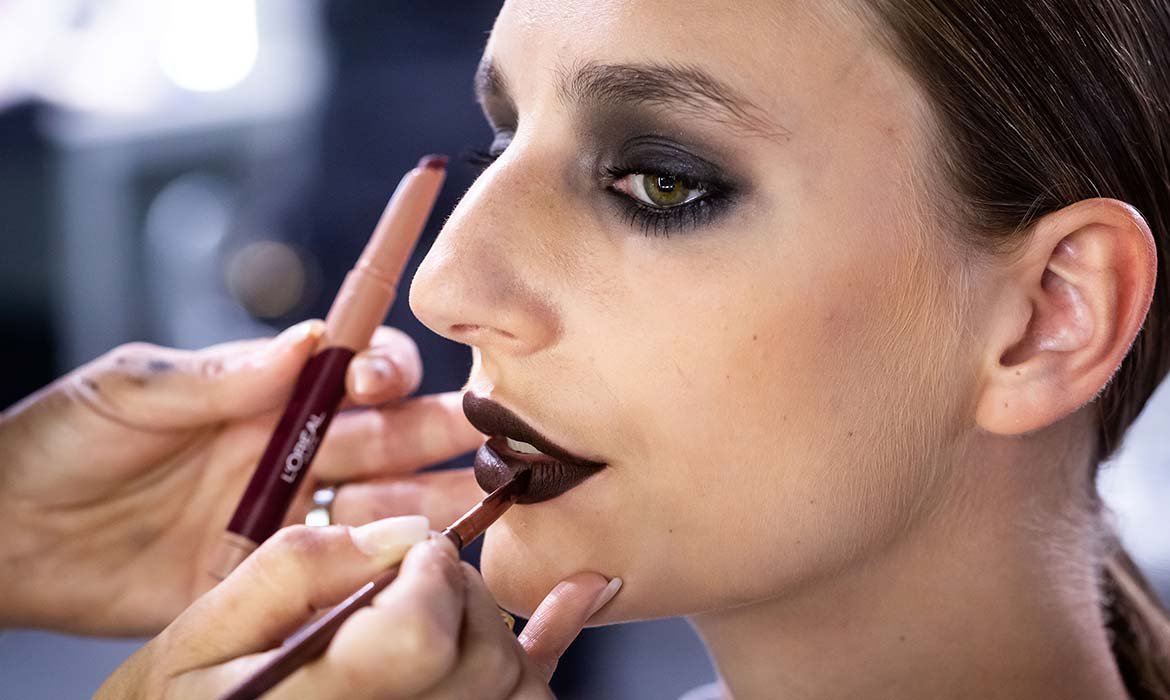 El maquillaje Fashion Week dice sí (rotundo) a los labios oscuros. ¿Todavía no conoces la gama de labiales Matte Crayon de L’Oréal Paris?
